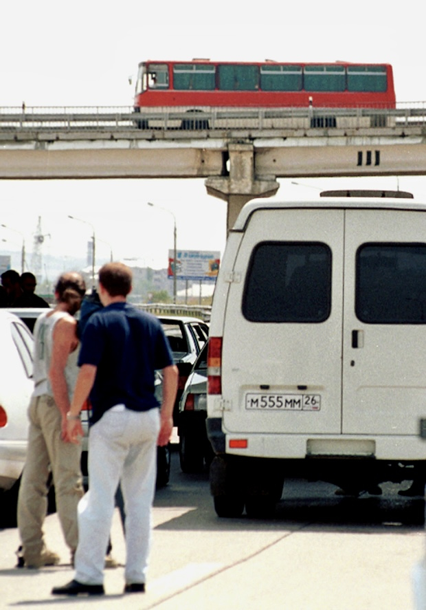 Захваченный террористом автобус «Икарус» на эстакаде в аэропорту Минеральных Вод. 31 июля 2001 года. Фото: Reuters
