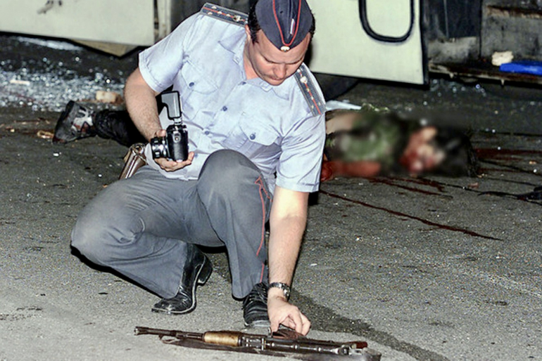 Сотрудник милиции осматривает автомат террориста Султан-Саида Эдиева. Фото: Reuters