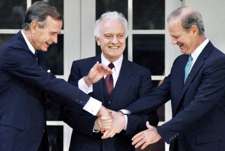Через несколько лет после «Кровавой свадьбы» Эдуард Шеварднадзе (в центре) станет министром иностранных дел СССР. Вместе с Горбачёвым он сыграет ключевую роль в развале страны