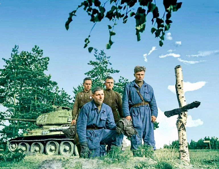 Экипаж Т-34‑85 95‑й танковой бригады у могилы танкистов, погибших в июне 1941 года и похороненных мирными жителями Белоруссии. Район границы СССР
