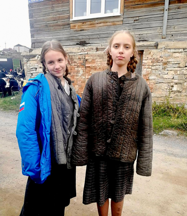 Лиза и Аня Якушевы, коренные пермячки. Они сыграли двух сестёр Геннадия Николаевича Зайцева в разном возрасте