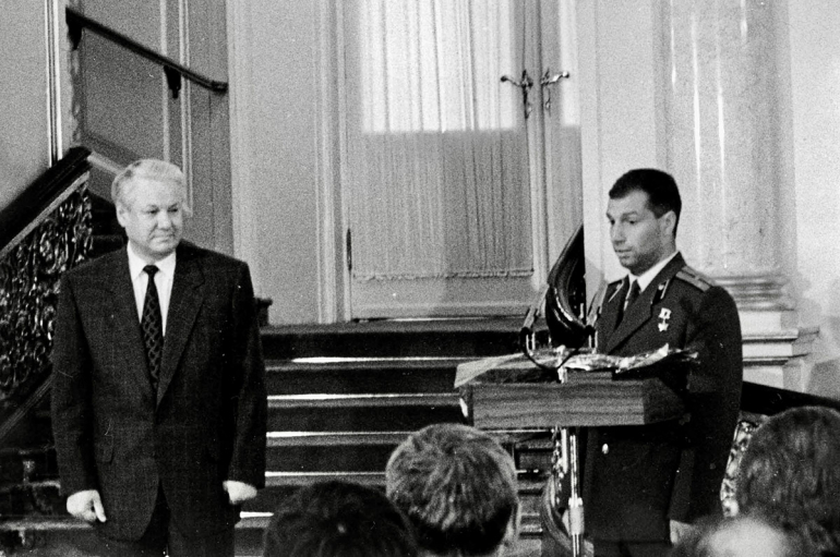 Президент Борис Ельцин и Герой России Андрей Мерзликин — заместитель начальника 12‑й пограничной заставы. Награждение в Кремле, 1993 год