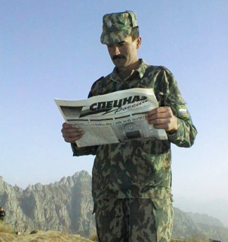 На фото: старшина 12‑й заставы Московского пограничного отряда. Граница с Афганистаном. Осень 1998 года.