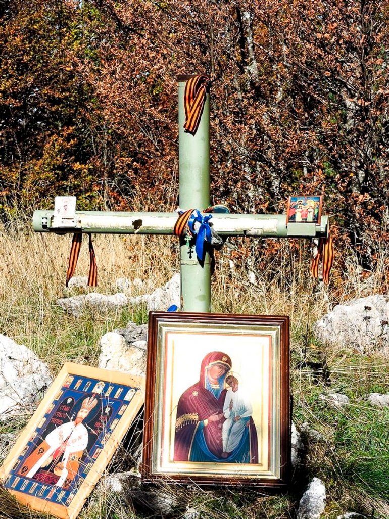 Крест и православные иконы на высоте Заглавак, политой русской кровью. Восточная Босния