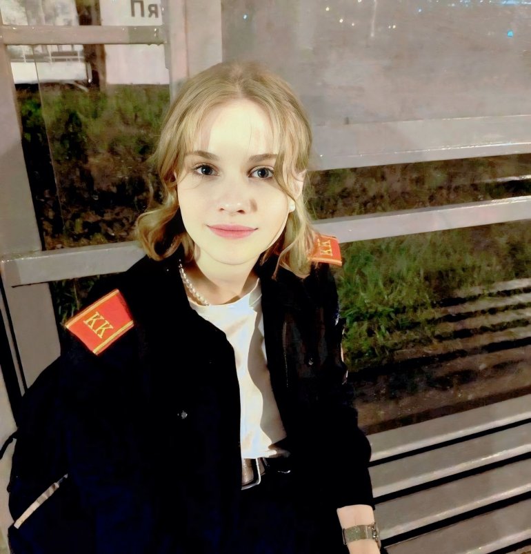 Казачка и кадет Саша Кравченко - дочь героя сражения за Заглавак. Вывела из горящего "Крокуса" тридцать зрителей