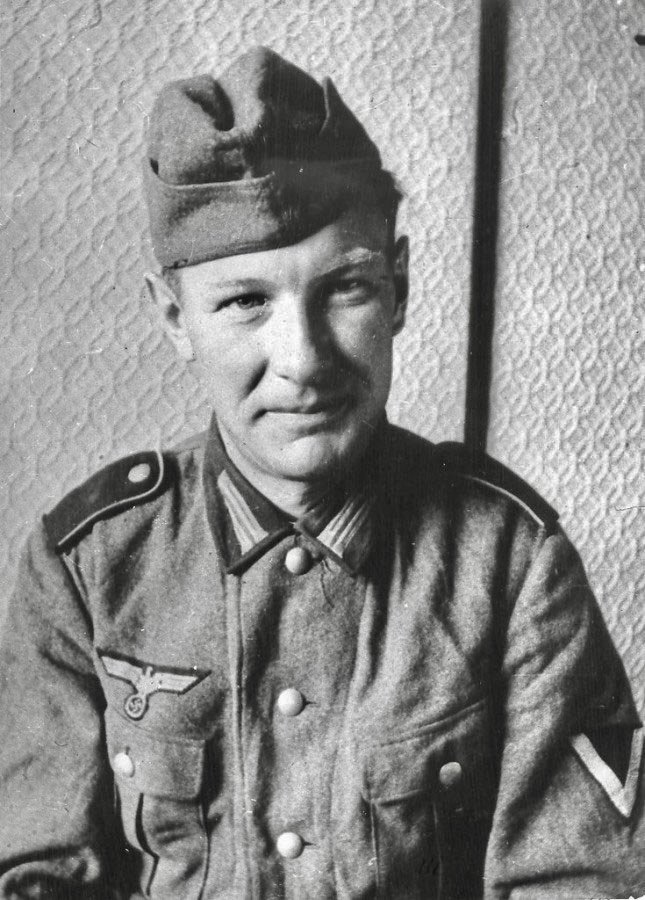 Член подпольной Компартии ефрейтор Альфред Лисков. 21 июня 1941 года, переплыв Буг, сообщил о готовящемся нападении