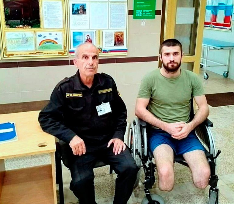 «Когда врачи сообщили мне о том, что придётся ампутировать ноги ниже колена, я впал в панику и ярость: схватил стойку для капельницы, хотел швырнуть её во врачей!»