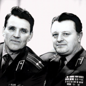 Фото: Будущий первый Герой Советского Союза Афганской войны, начальник КУОС полковник Григорий Бояринов (слева) с Борисом Васюковым